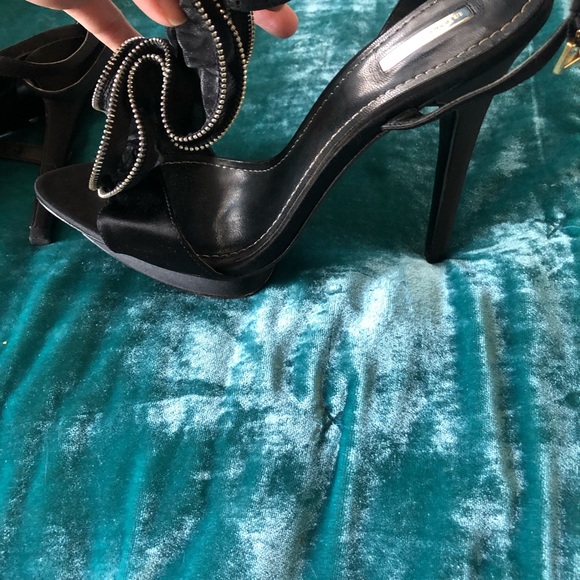 Report Signature Ruffle Stilettos - Picture 3 of 7